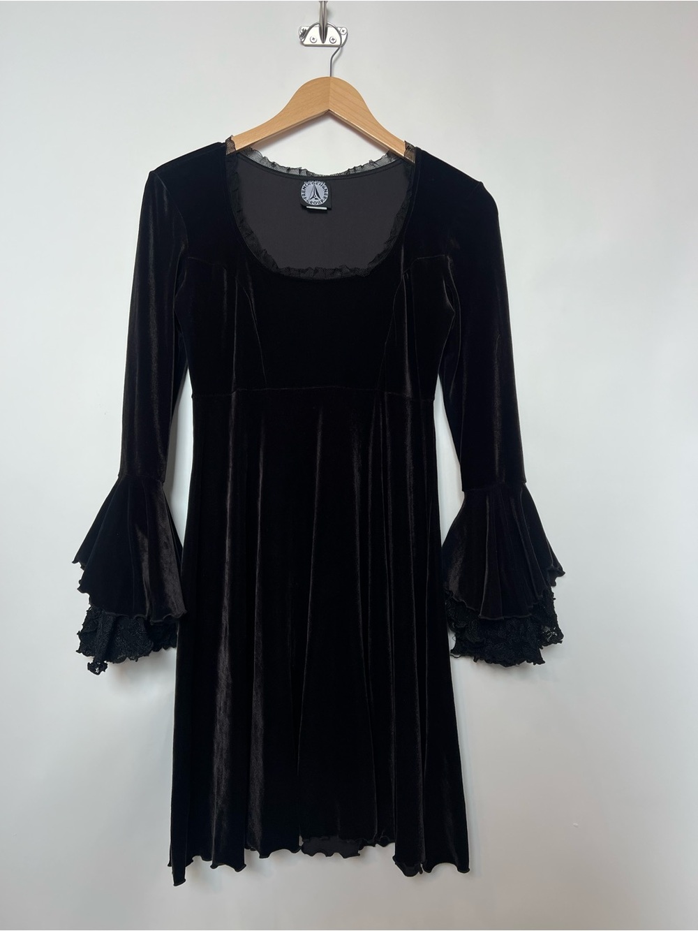 Vintage Alexa Admor Black Velvet Bell Sleeve Dress Vampire Goth Y2K Morticia M